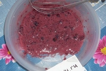 Шаг 2: Ягоды малины и смородины смешать …