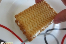 Шаг 8: И выкладываем на тарелку. Смазываем …