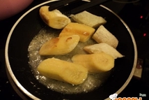 Шаг 3: В небольшой кастрюльке растапливаем сахар …