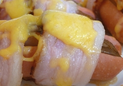 Рецепт:  Сосиски с грушей в беконе