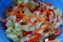 Шаг 4: Все тащательно перемешиваем, заправляем майонезом …