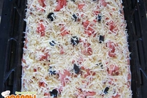 Шаг 8: Все аккуратно посыпаем сверху натертым …