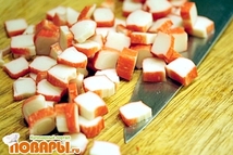 Шаг 1: Крабовые палочки порезать по форме …