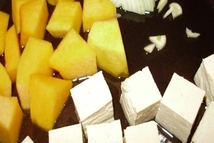 Шаг 2: Сковороду греем, обжариваем тыкву и …