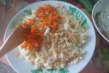 Шаг 3: Сверху лука потрите картофельные клубни …