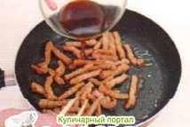 Шаг 3: Влить в сковороду 2-3 ст. …