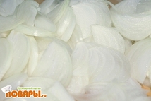 Шаг 2: Режем полукольцами лук (я брала …