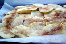 Шаг 3: Яблоки тонкими пластиками выложить на …