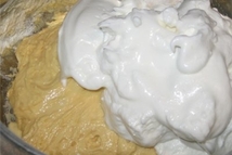 Шаг 2: Желтки взбиваем со второй половиной …