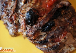 Рецепт: Мясо-гармошка или свинина с черносливом