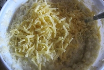 Шаг 3: Сыр натереть на крупной терке. …