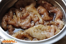 Шаг 1: Для начала нужно подготовить куриное …