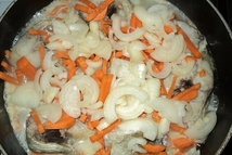 Шаг 3: и лук, порезанный полукольцами.