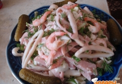 Салат с креветками и кальмарами