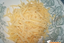 Шаг 3: Сыр натрите на крупную терку.