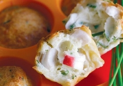 Рецепт: Мини-кексы с крабами и луком сибулет