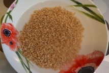 Шаг 3: Перловую крупу промываем и выдерживаем …