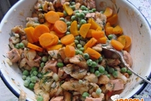 Шаг 2: Чистим морковку от шкурки нарезаем …