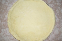 Шаг 4: Раскатываем тесто и выкладываем на …