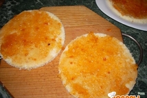 Шаг 1: Из продуктов для бисквита замешиваем …