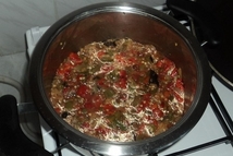 Шаг 3: Затем, добавляем к луку кабачки, …