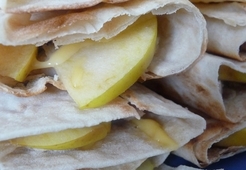 А-ля Кесадилья с курочкой и яблоком 