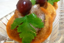 Шаг 2: Кружочек хурмы обвернуть свининой, закрепить …