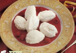 Рецепт: Зефир в малиновом соусе