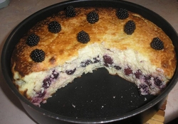 Рецепт: Творожная запеканка с ежевикой