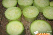 Шаг 1: Кабачки моем, молодые не чистим, …