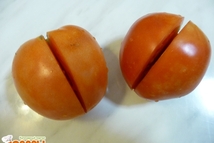 Шаг 2: На помидорах сделать глубокий разрез, …