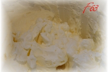 Шаг 5: Сливки взбить в густую пену.