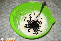 Шаг 5: Всыпьте чёрную смородину и осторожно …