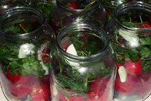 Шаг 2: Укладываем в банки слоями помидоры, …