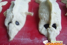 Шаг 7: Лепим рыбок: противоположные края скрепляем, …