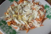 Шаг 2: Яйца отварите вкрутую. Порежьте мясо …