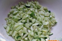 Шаг 1: Все моем, обсушиваем. Нарезаем помидоры, …