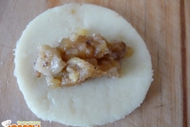 Шаг 3: Тесто раскатать, вырезать стаканом кружки, …