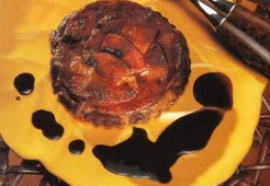 Тартинки с камамбером и яблоками в шоколаде