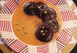 Рецепт: Шоколадные равиоли с цикорным соусом