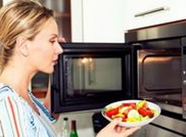 Продукты и предметы, которые вы никогда не должны ставить в микроволновую печь