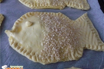 Шаг 2: На один прямоугольник теста положить …