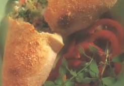 Калзоне с тремя разными сырами