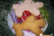 Шаг 5: Каждую еловую лапку разрезаем вдоль. …