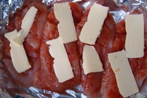 Шаг 1: Куриную грудку слегка надрезать ножом. …