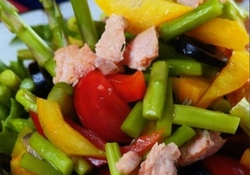 Рецепт: Салат с семгой и спаржей по-мадридски  