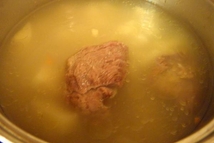 Шаг 1: В готовый говяжий бульон кладем …