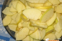 Шаг 3: Яблоки нарезать тонкими ломтиками.