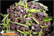 Шаг 7: Теперь можно выкладывать к мясу …