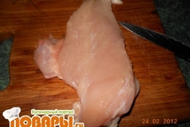 Шаг 1: Куриное филе помыть, обмакнуть кухонным …